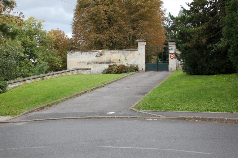 06 - Montataire - Allée des Marronniers - Entrée château