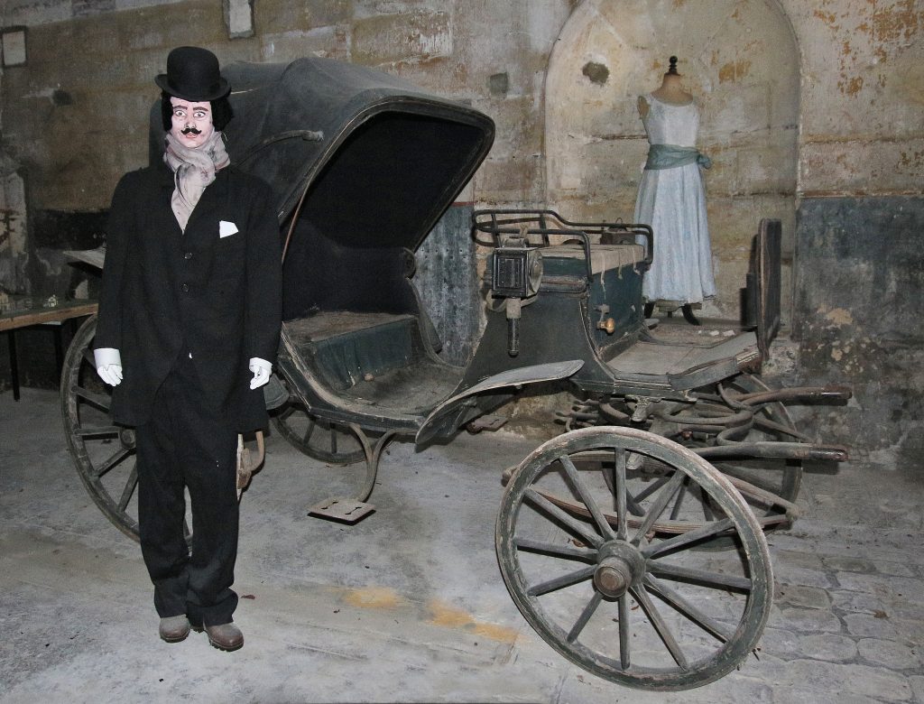 103 - Montataire - Chateau - Ecuries Caleche