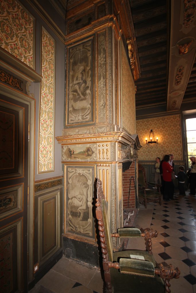 15 - Montataire - Chateau - Interieur salle d'honneur cheminée