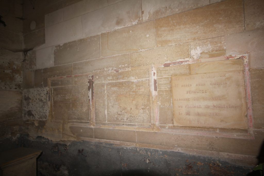 28 - Montataire Le Chateau - Caveau