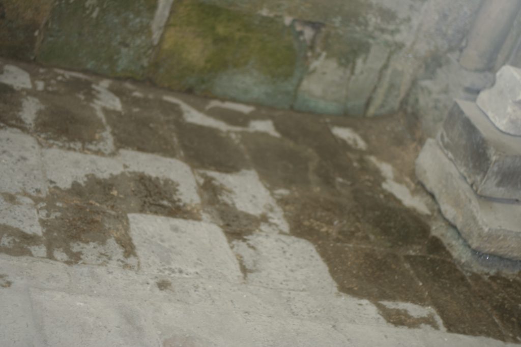 300 - Montataire - Interieur Eglise Humidité