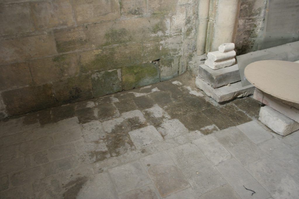 302 - Montataire - Interieur Eglise Humidité