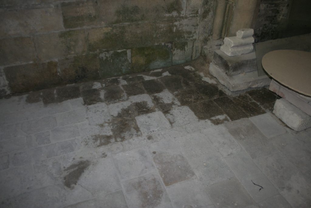 303 - Montataire - Interieur Eglise Humidité