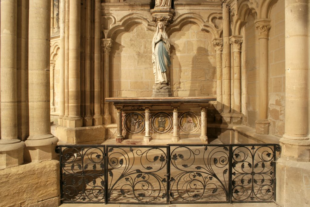 Page 17-03 EGLISE INTERIEUR CHAPELLE _MG_1939 LIVRE