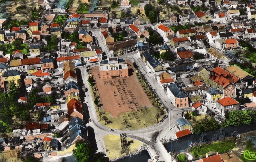 01 - Montataire - Mairie - Vue aérienne