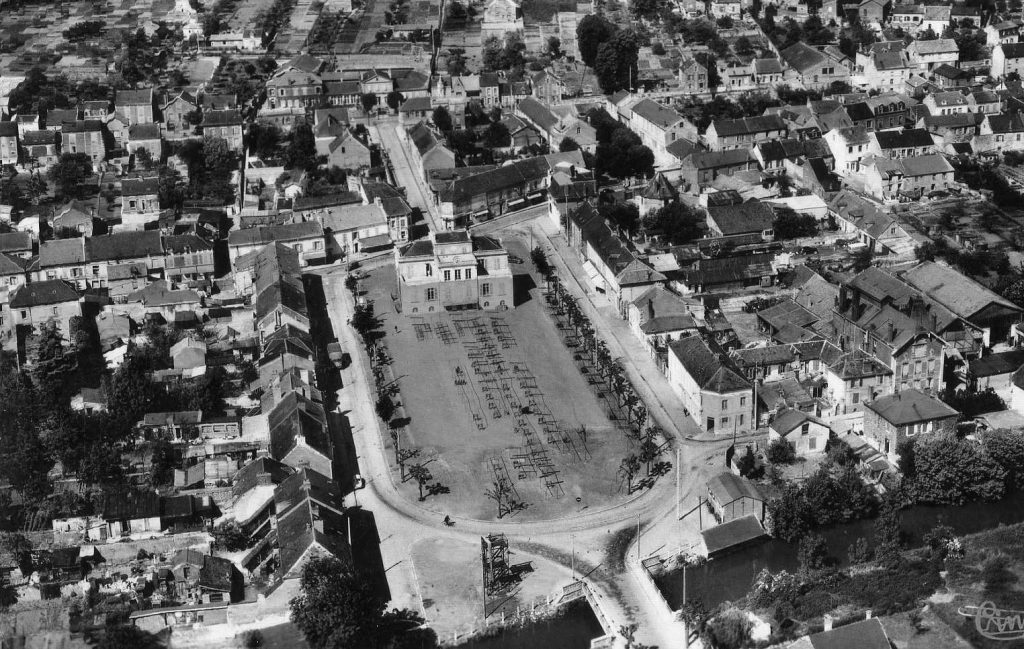 03b - Montataire - Mairie - Vue aérienne