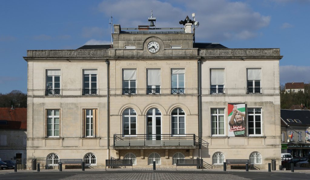 09 - Montataire - Mairie - Vue du parking