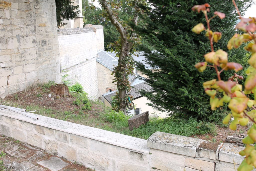 106 - Montataire - Chateau - Vue escalier Eglise Chateau