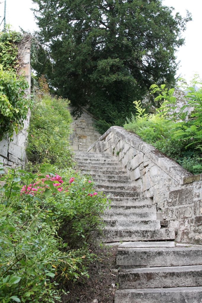 109 - Montataire - Chateau - Vue escalier Eglise Chateau