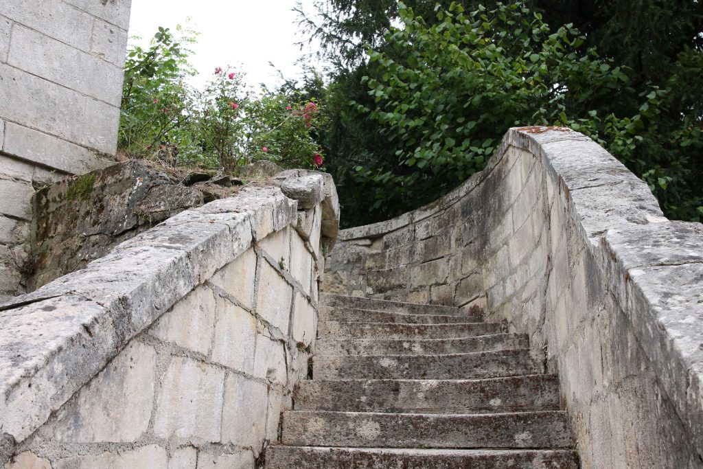 110 - Montataire - Chateau - Vue escalier Eglise Chateau