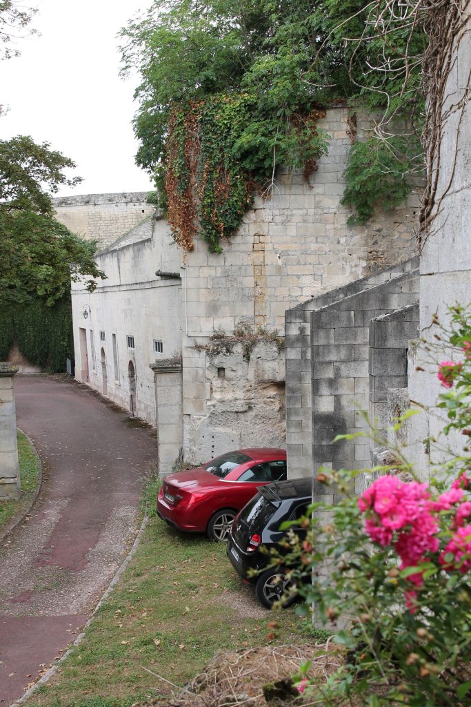 111 - Montataire - Chateau - Les ecuries