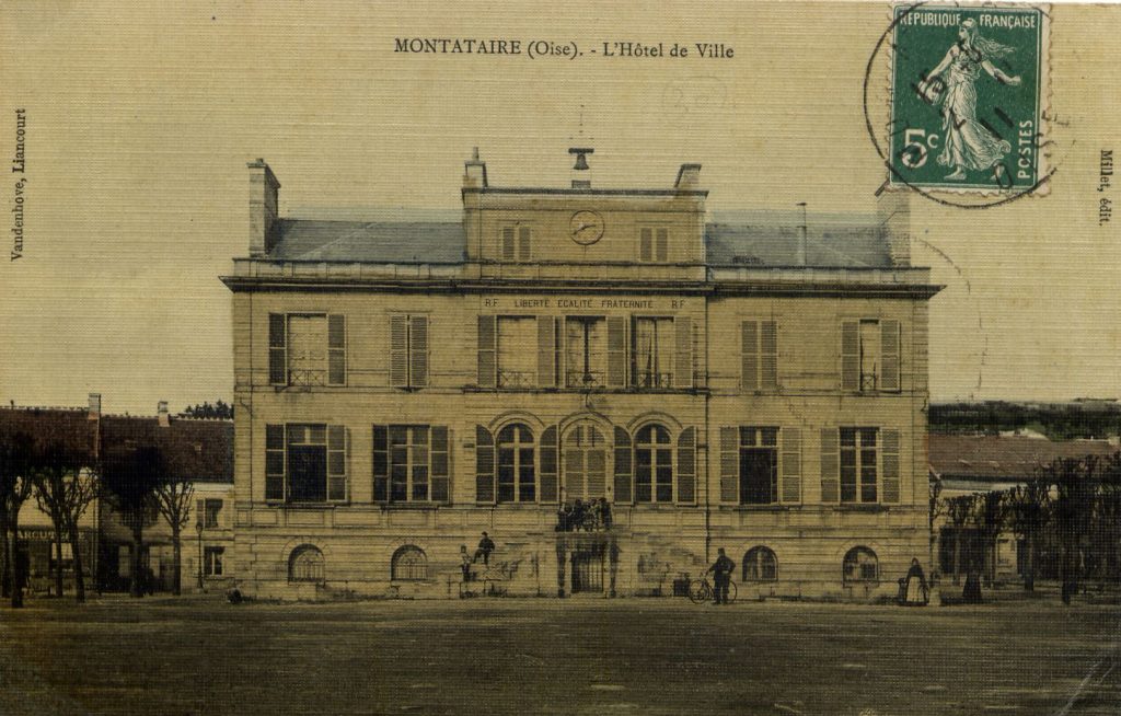 12 - Montataire - Mairie - Vue du parking