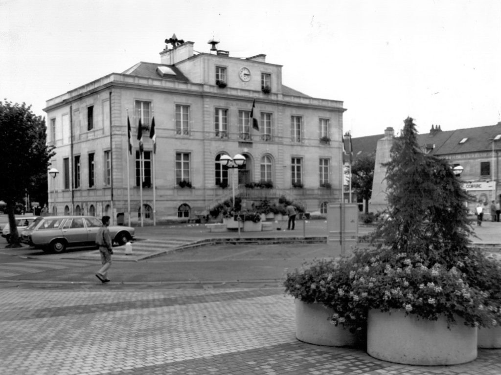 139 - Montataire - Place Auguste Génie - La Mairie