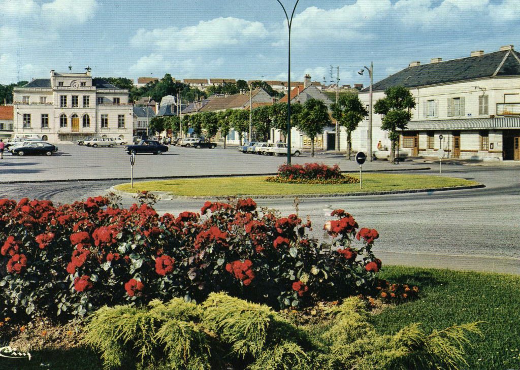 150 - Montataire - Place Auguste Génie - La Mairie derrière