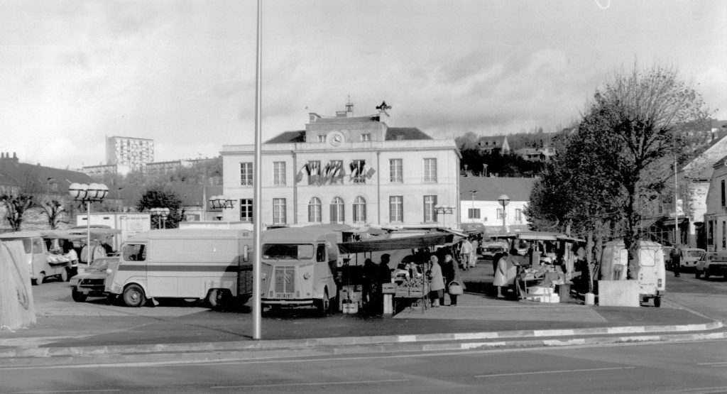 24 - Montataire - Mairie - Vue du parking