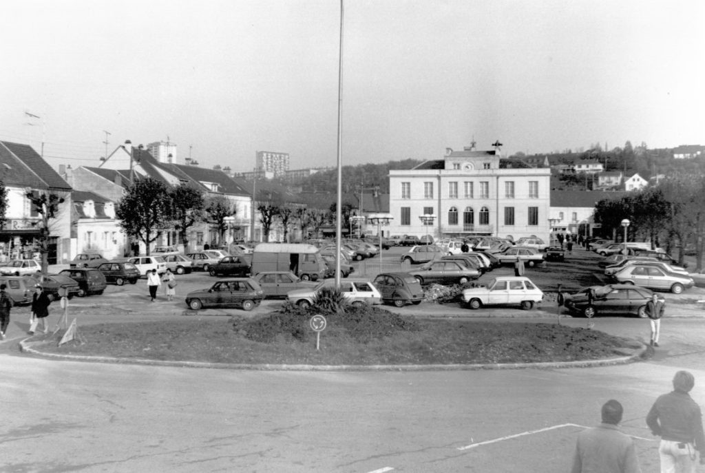 24b - Montataire - Mairie - Vue du parking
