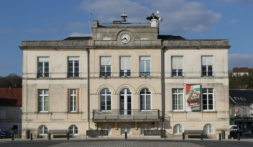 30 - Montataire - Mairie - Vue du parking