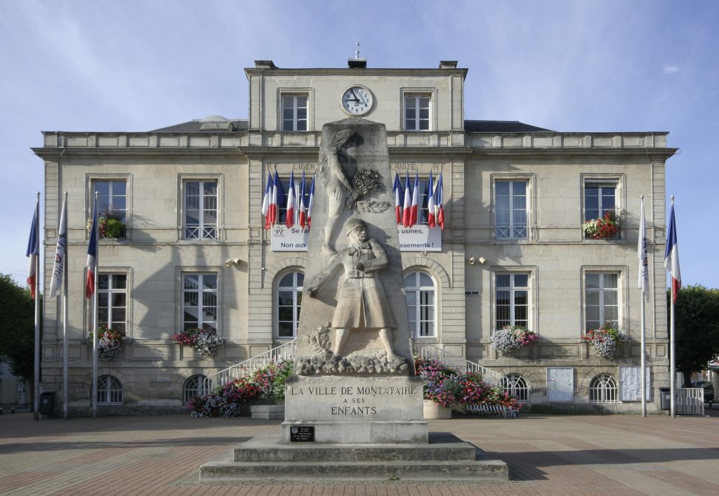 38 MAIRIE DEVANT F ET MAM _MG_0358 LIVRE