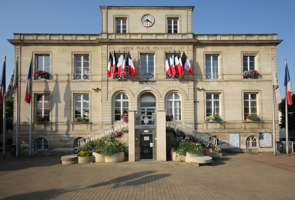 38 MAIRIE DEVANT F IMG_5885 LIVRE