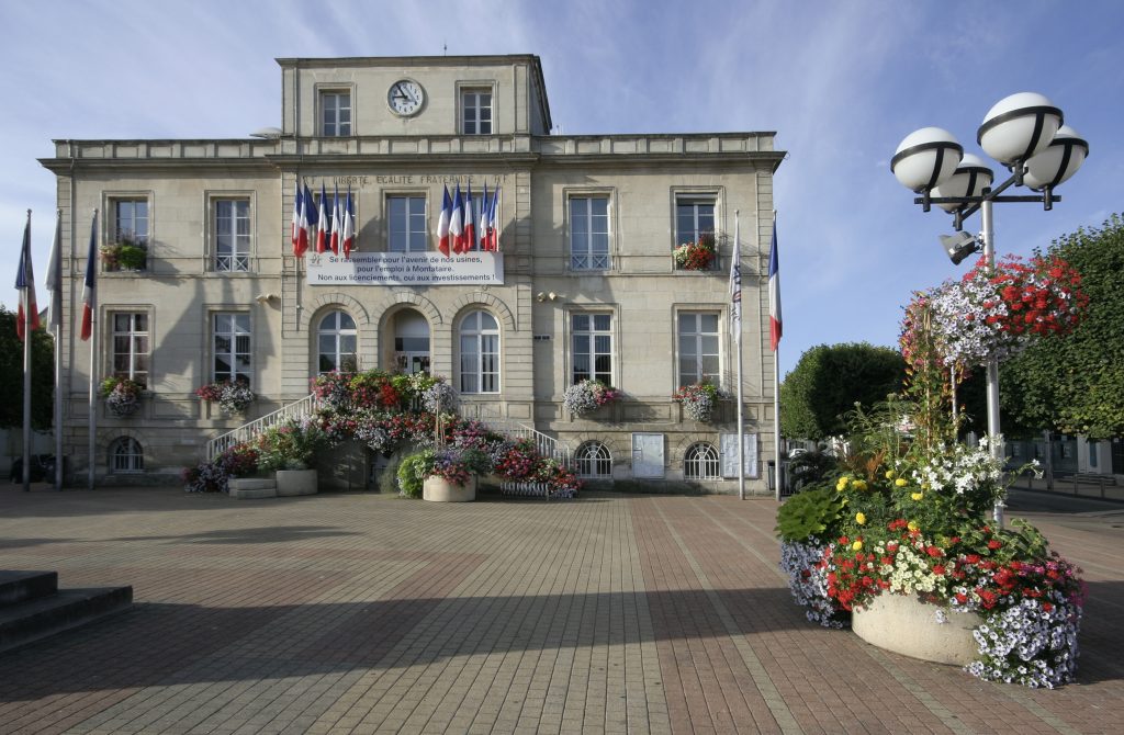 38 MAIRIE DEVANT F _MG_0357 LIVRE