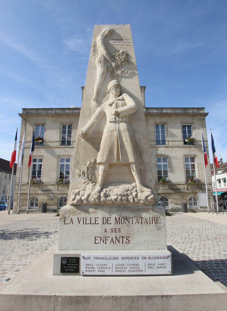 67b - Montataire - Monument aux morts.