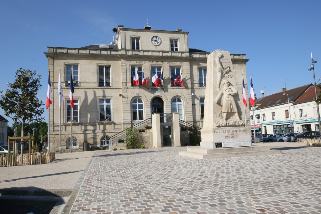 MAIRIE DEVANT C7D_8076