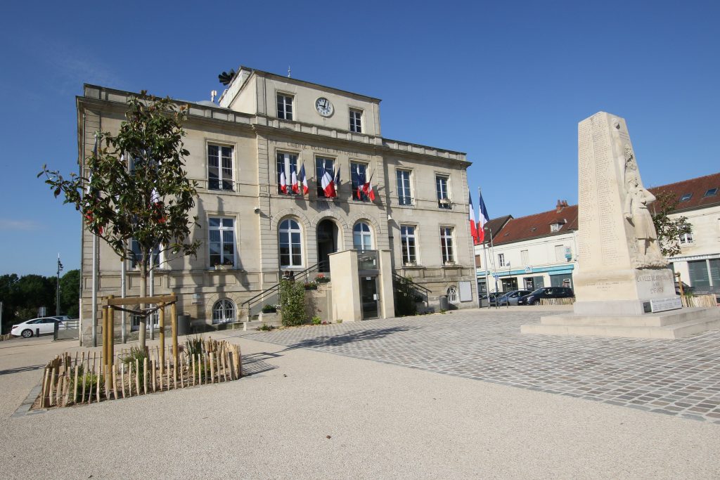 MAIRIE DEVANT C7D_8077