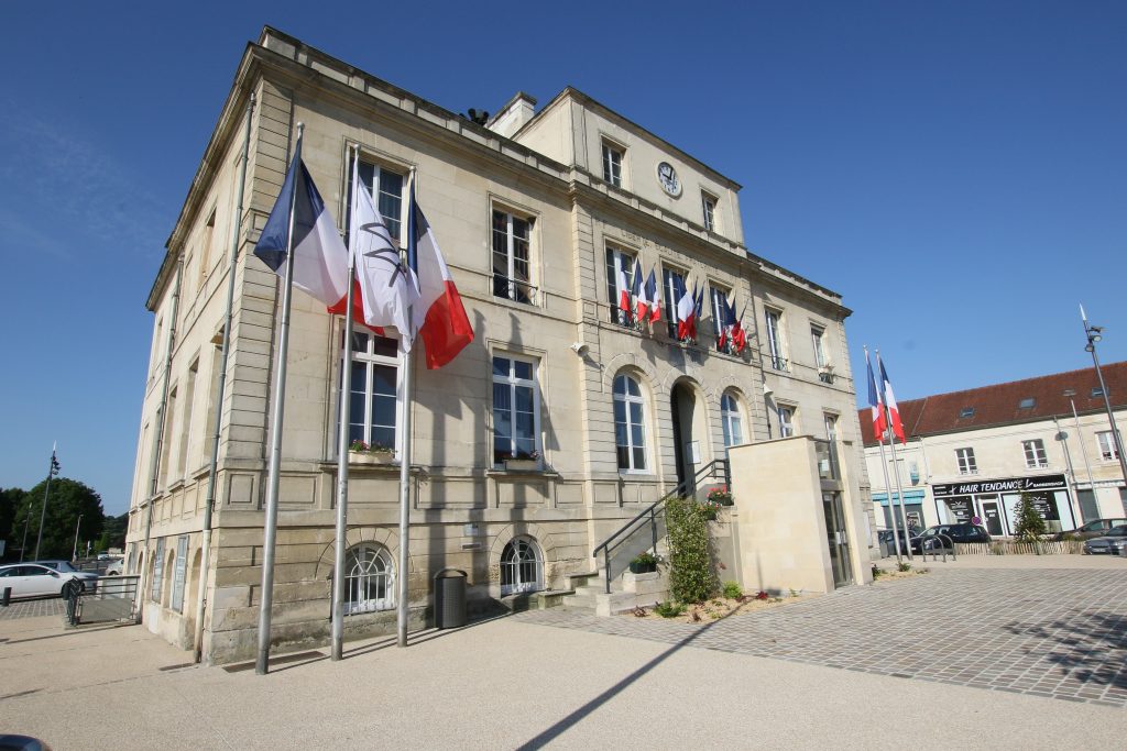 MAIRIE DEVANT C7D_8078