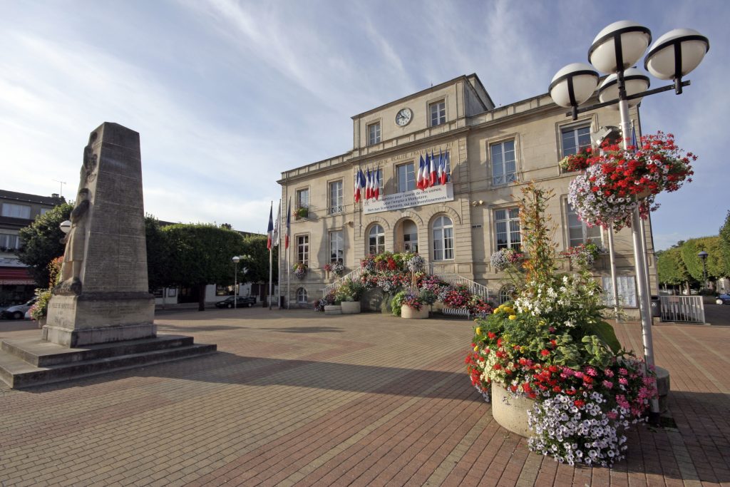 MAIRIE DEVANT ET MAM _MG_0355