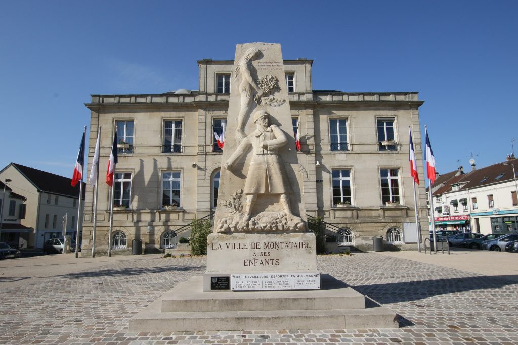 MAIRIE DEVANT MAM C7D_8074