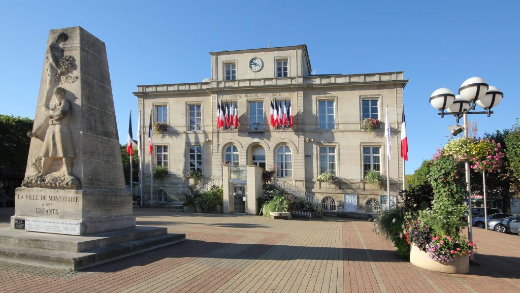 Page 41-03 MAIRIE DEVANT IMG_7137 LIVRE