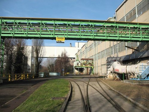 Rails longeant les ateliers abritant le laminoir