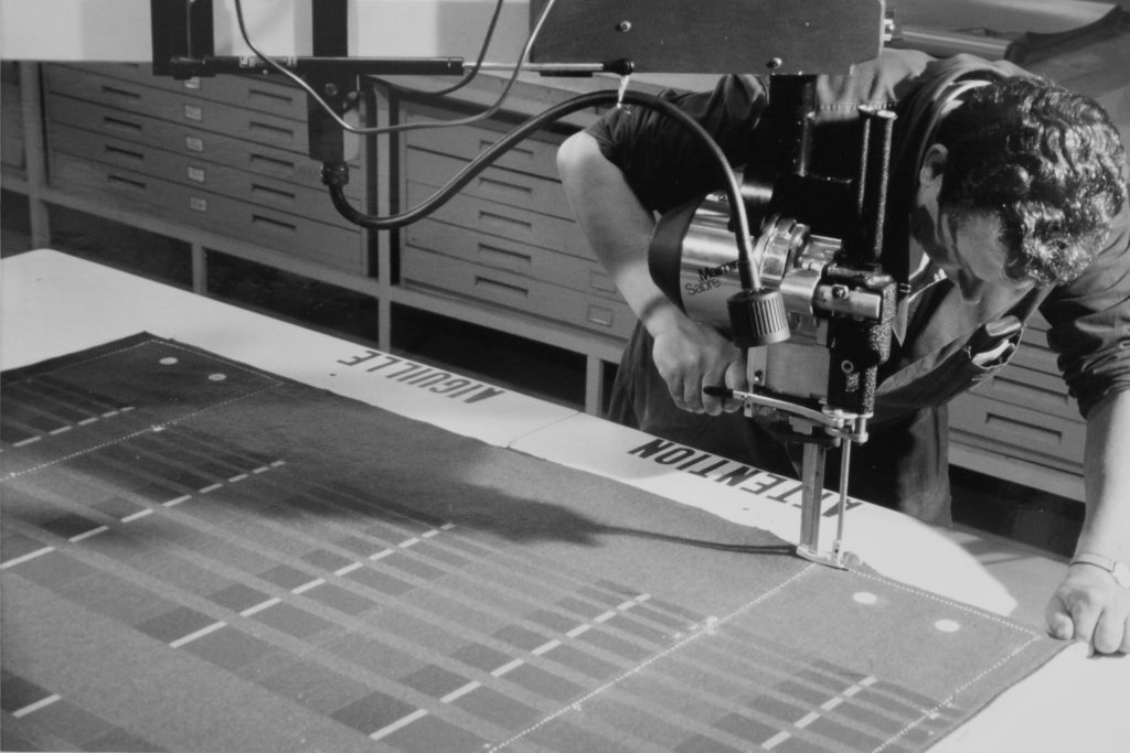 Sellerie Découpe des revetements de sièges C7D_9353