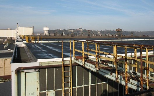 Toit des ateliers au loin le château d'eau, l'église et le château de Montataire