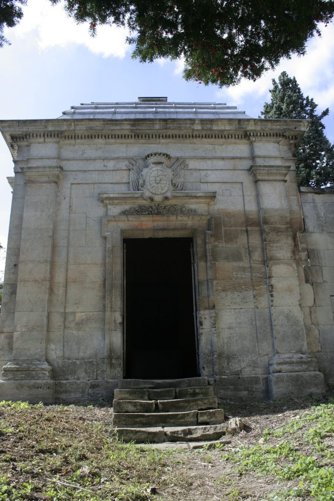 03 – Montataire Le Chateau – Caveau