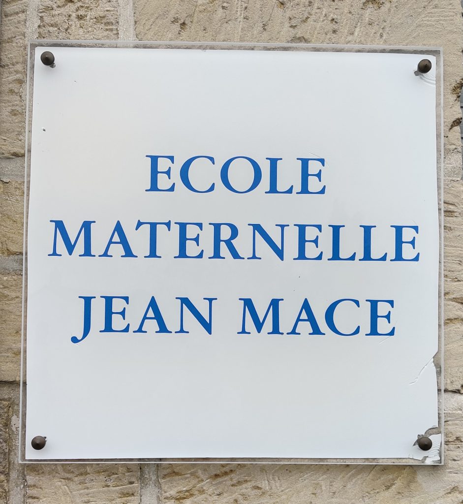 09b – Montataire – rue de l&rsquo;église – le calvaire actuellement Ecole Jean Macé.