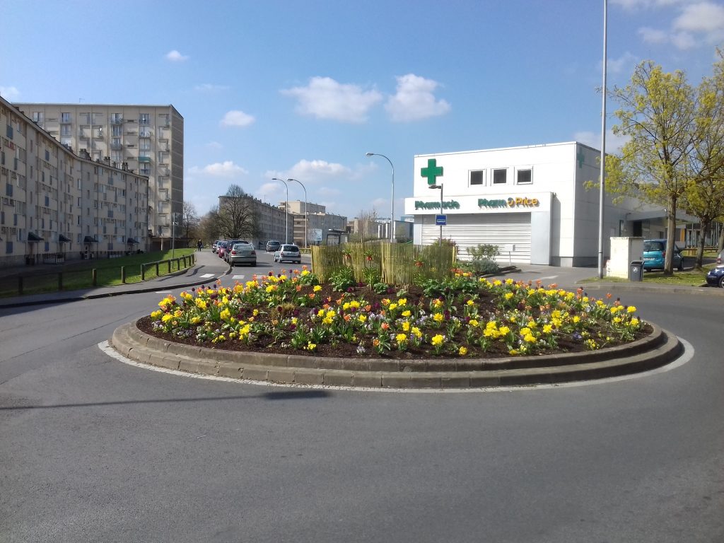 11 – FRANCE Rond-Point Piscine 20190413_153852