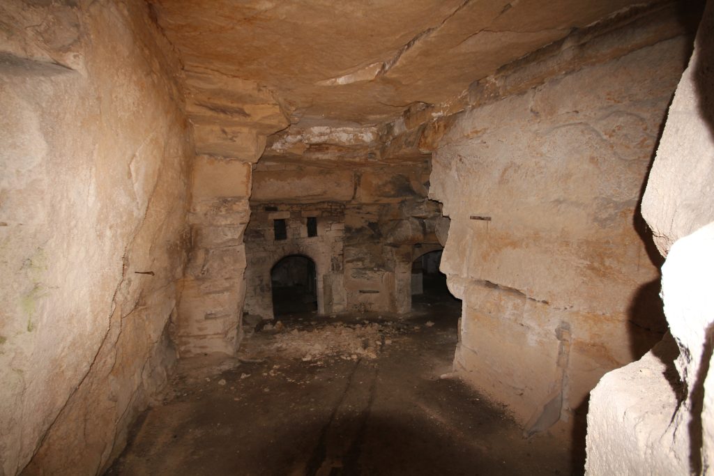 110 – Montataire – Chateau – Cave