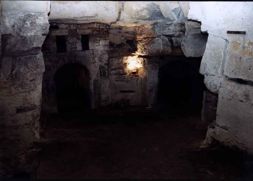 111 – Montataire – Chateau – Cave