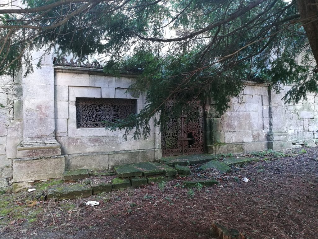 12 – Montataire Le Chateau – Caveau