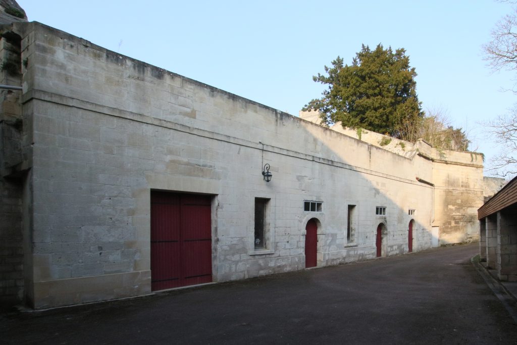 120 – Montataire Le Chateau – Ecuries