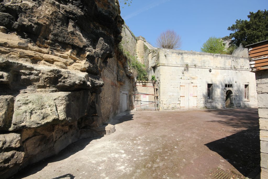 122 – Montataire Le Chateau – Ecuries