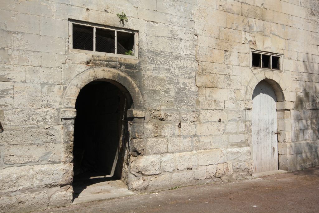 124 – Montataire Le Chateau – Ecuries