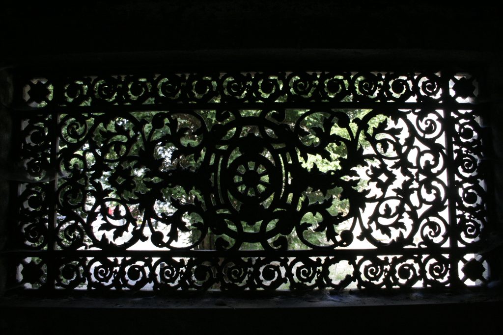 13 – Montataire Le Chateau – Caveau