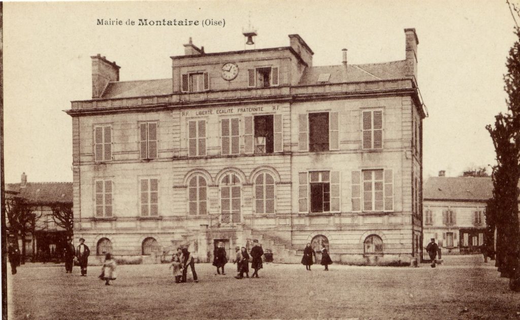 13 – Montataire – Mairie – Vue du parking