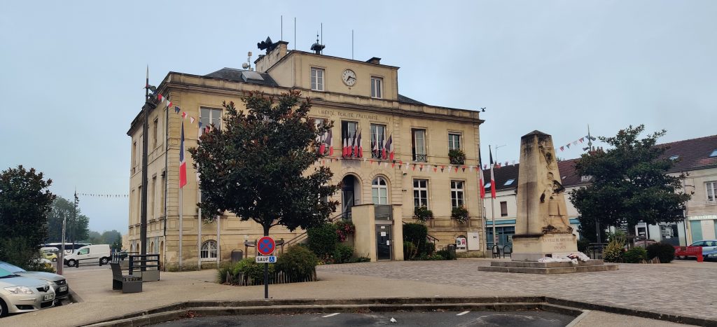 136 – Montataire – Place Auguste Génie – La Mairie