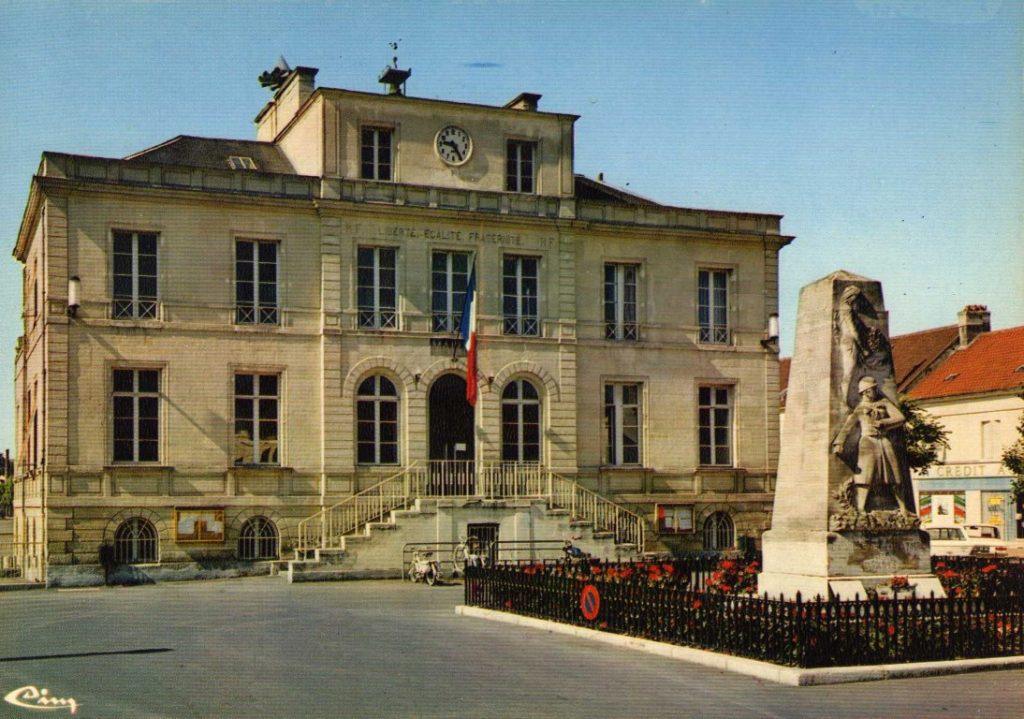 138 – Montataire – Place Auguste Génie – La Mairie