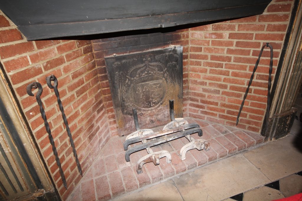14 – Montataire – Chateau – Interieur salle d’honneur cheminée
