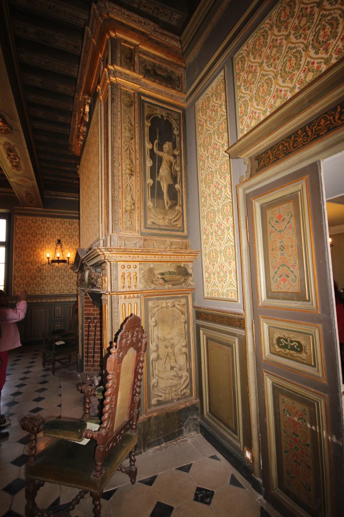 16 – Montataire – Chateau – Interieur salle d’honneur cheminée