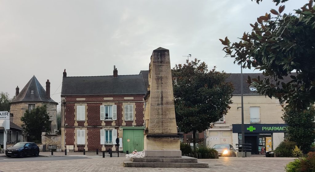 18 – Montataire – Place Auguste Génie – Monument au morts